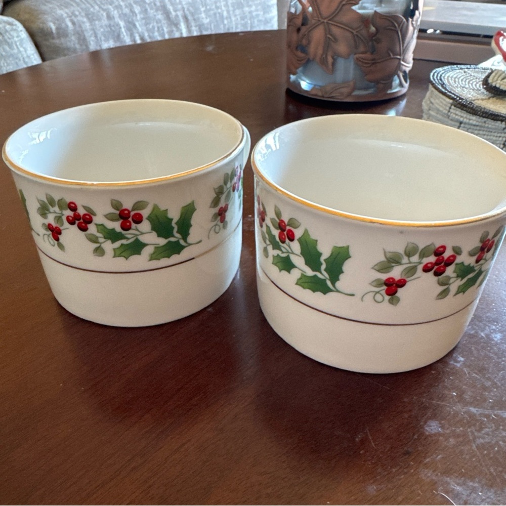Gibson Christmas Charm Porcelain Holly Berry Set Of 2